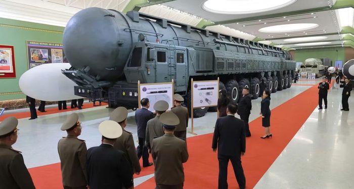 Ông Kim đứng trước một tên lửa Hwasong-20. (Ảnh: Rodong Sinmun)
