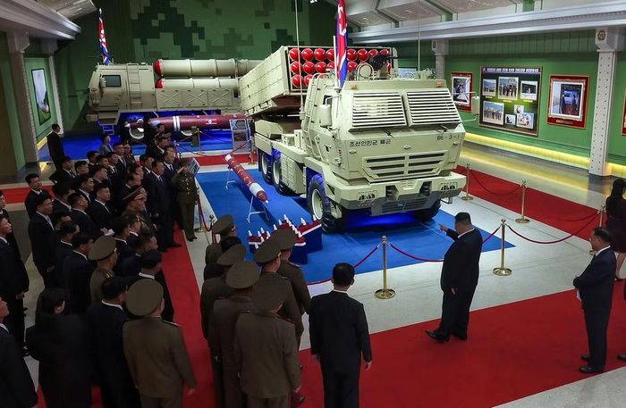 Xe tăng và pháo phản lực phóng loạt. (Ảnh: Rodong Sinmun)