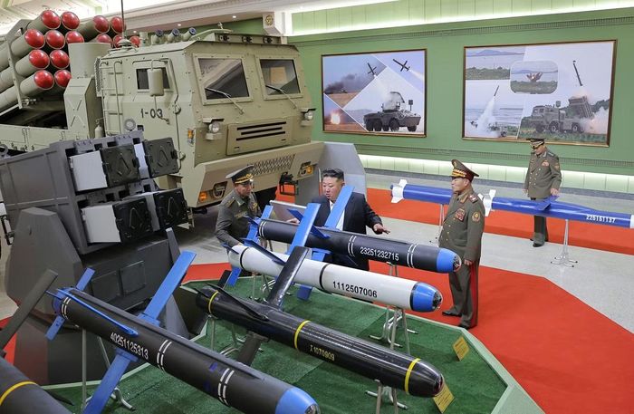 Máy bay không người lái và các loại tên lửa. (Ảnh: Rodong Sinmun)