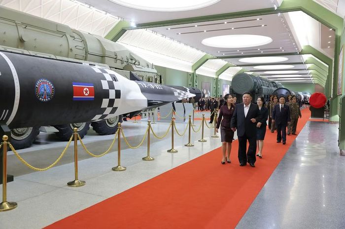 Vợ và con gái của ông Kim Jong-un cũng xuất hiện tại lễ khánh thành bảo tàng. (Ảnh: Rodong Sinmun)