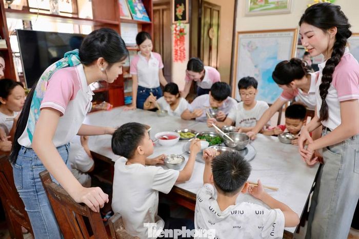 Sau thời gian chuẩn bị, mâm cơm giản dị đã được dọn lên cho tụi nhỏ thưởng thức. Những món ăn quen thuộc chứa đựng công sức và sự quan tâm mà các thí sinh Hoa hậu Việt Nam 2026 dành cho các em nhỏ. Điều đọng lại chính là tiếng cười và tình yêu thương chân thành, ấm áp.