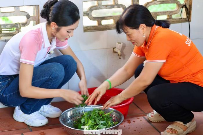 Thí sinh Nguyễn Thục Uyên Nhi phụ chị Hiền hái rau ngoài vườn. Chị Hiền tự trồng những luống rau sạch để góp phần cải thiện bữa ăn cho các con, vừa đảm bảo vệ sinh an toàn thực phẩm.