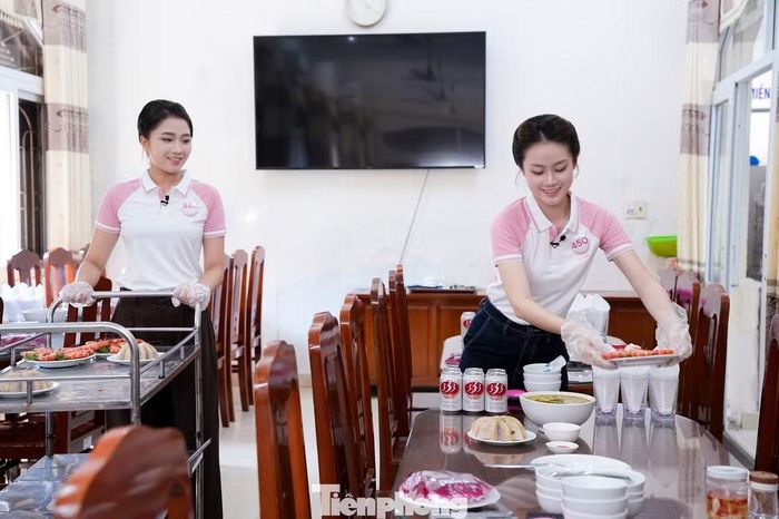  Các cô gái cùng góp sức chuẩn bị bữa cơm cho cựu chiến binh tại trung tâm, bày tỏ sự quan tâm và lòng biết ơn bằng những việc làm cụ thể. Ảnh: Hoàng Tuyên. 