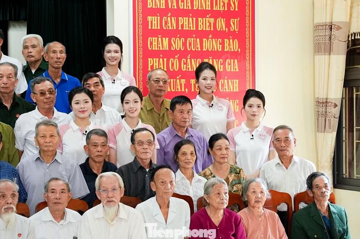  Các thí sinh Hoa hậu Việt Nam 2026 chụp ảnh lưu niệm cùng các cựu chiến binh tại Trung tâm Điều dưỡng người có công Hải Phòng, khép lại buổi thăm hỏi với nhiều câu chuyện và lời căn dặn dành cho thế hệ trẻ. Ảnh: Hoàng Tuyên. 