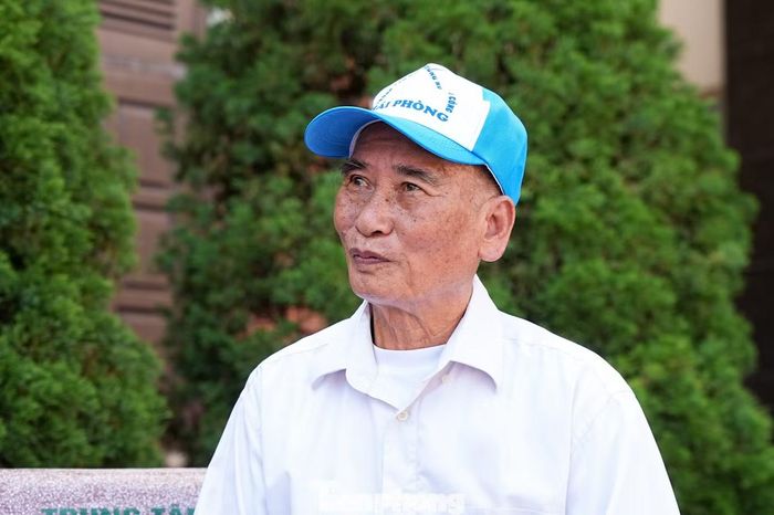  Các thí sinh không kìm được nước mắt khi nghe những người lính kể về các trận đánh, những chặng hành quân gian khổ và đồng đội đã không trở về. Nhiều người ra trận khi mới 18-20 tuổi, để lại tuổi trẻ ở lại chiến trường. Ảnh: Hoàng Tuyên. 