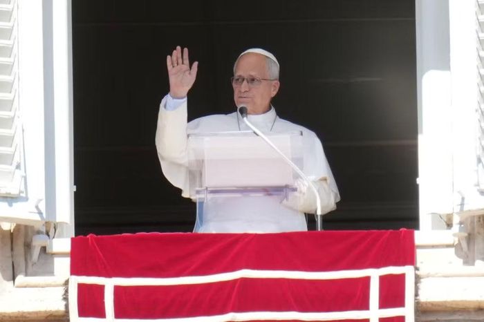 Giáo hoàng Leo XIV đọc kinh tại Quảng trường Thánh Peter ở Vatican ngày 11/10. (Ảnh AP)