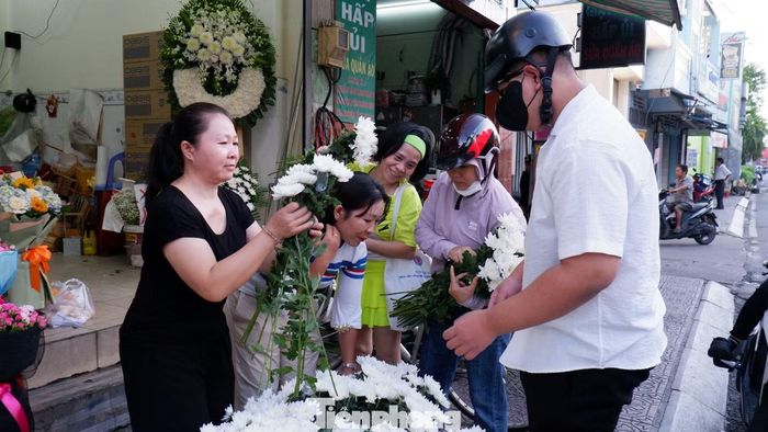 Từ sáng sớm, nhiều người ghé nhận, mang theo những nhành hoa trắng tinh khôi để tưởng nhớ những người đã hy sinh vì đất nước.