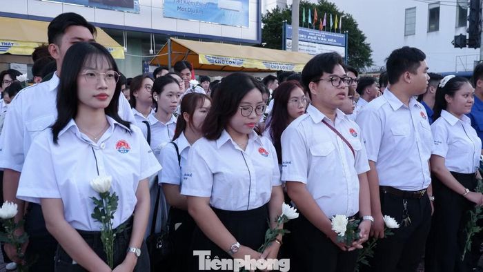  Giữa nhịp sống tất bật của thành phố, những điểm tặng hoa miễn phí đã mang đến một hình ảnh đẹp về sự sẻ chia. Mỗi nhành hoa trắng không chỉ là món quà nhỏ mà còn gửi gắm lòng biết ơn, sự tưởng nhớ đối với những người đã ngã xuống vì độc lập, tự do của Tổ quốc. 