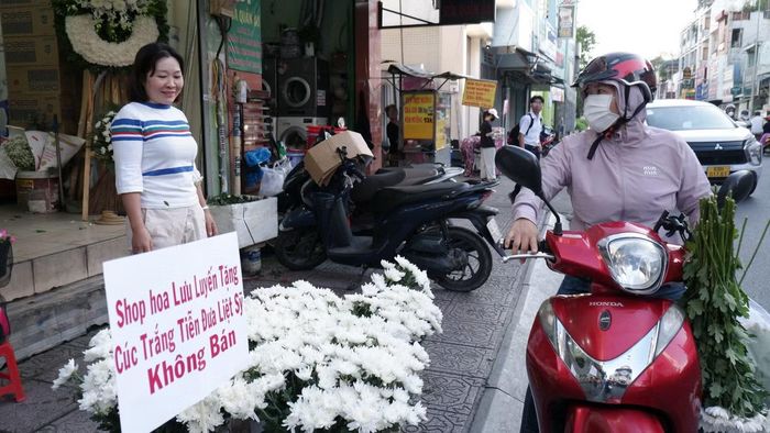“Tôi muốn có một chút hoa để chia sẻ tấm lòng của mình. Bà con ai có nhu cầu thì tôi tặng”, chị Luyến chia sẻ.
