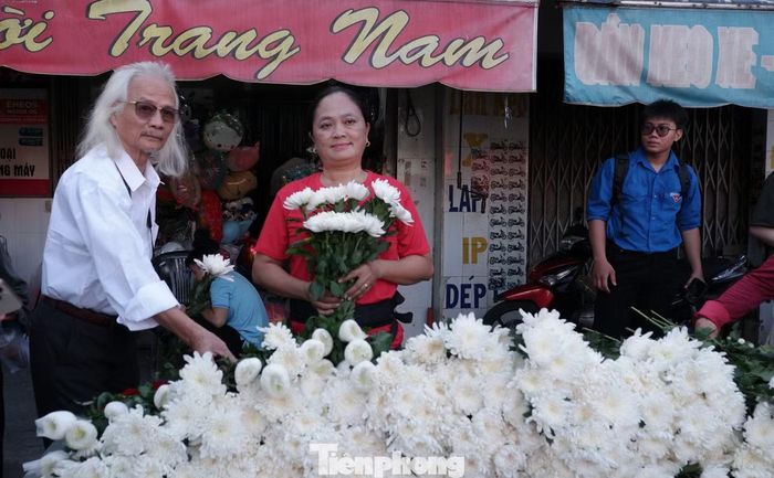 Tại khu vực đối diện công viên Lê Thị Riêng, chị Phan Thị Quế Hằng - chủ một shop quần áo, cũng thức dậy từ sớm, chuẩn bị 500 nhành hoa để tặng người dân. “Tôi chuẩn bị hoa để người dân kính cẩn nghiêng mình đưa tiễn các liệt sĩ”, chị Hằng chia sẻ.