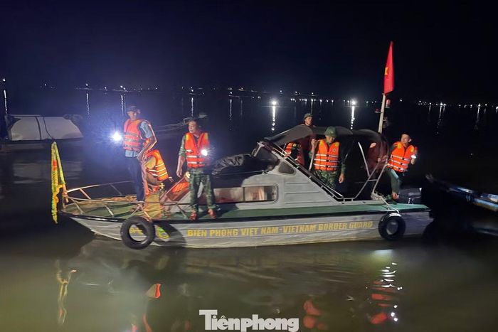 Lực lượng Biên phòng TP. Huế triển khai công tác cứu nạn, cứu hộ sau vụ chìm thuyền đánh cá tại gần cửa biển Thuận An.