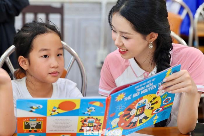 Trong thời gian đội Hoa phượng đỏ trải nghiệm "làm mẹ", đội Son sắc cùng các em nhỏ tại Làng trẻ em SOS Hải Phòng tham gia nhiều hoạt động thú vị như vẽ tranh, chơi cờ, tập đàn piano trong thư viện.
