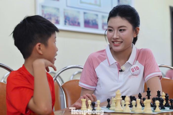 Thí sinh Trần Xuân Khánh Linh chung cảm nhận. Cô chia sẻ sau khi tiếp xúc với các em nhỏ, cô như được tiếp thêm động lực để có nhiều hoạt động thiện nguyện ý nghĩa hơn trong tương lai. Cô không muốn chỉ dừng lại ở vài giờ chơi đùa cùng, mà xây dựng được thêm những dự án nhằm phát triển kỹ năng và định hướng nghề nghiệp cho các em trong tương lai.