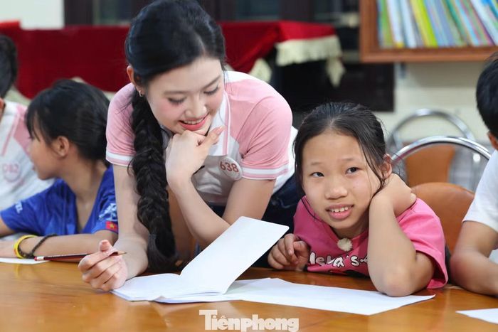 Các cô gái dù còn chút bỡ ngỡ và lúng túng khi giao lưu với các em nhỏ, nhưng bằng sự chân thành, khoảng cách giữa hai bên nhanh chóng được xóa nhòa. Các cô gái Hoa hậu Việt Nam và các em nhỏ đều có một ngày tràn ngập tiếng cười, những khoảnh khắc vui vẻ và những kỷ niệm đáng nhớ. Từ những cuộc trò chuyện giản dị đến các hoạt động vui chơi, tình cảm và sự gắn kết dần được vun đắp, để mỗi người đều có thể cảm nhận được niềm vui khi trao đi và đón nhận yêu thương.