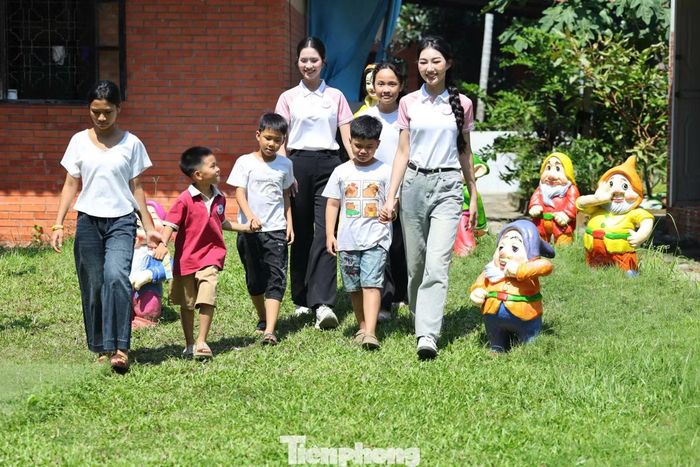 Thông qua chuỗi hoạt động vì cộng đồng trong khuôn khổ cuộc thi, Hoa hậu Việt Nam 2026 tiếp tục đề cao vẻ đẹp gắn liền với trách nhiệm xã hội. Bởi danh hiệu hoa hậu không chỉ là sự ghi nhận về nhan sắc, trí tuệ mà còn đi cùng khả năng truyền cảm hứng, kết nối cộng đồng và bền bỉ theo đuổi những giá trị tốt đẹp. Đó cũng là cách các cô gái từng bước hiện thực hóa tinh thần cống hiến, để những điều tử tế được tiếp nối và lan tỏa rộng hơn trong cuộc sống.
