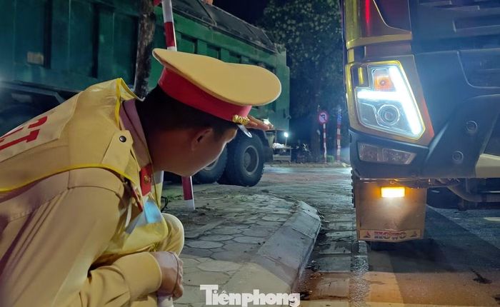 CSGT kiểm tra đèn xe.