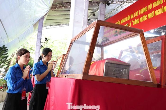 Đoàn viên thanh niên kính cẩn nghiêng mình tri ân các anh hùng liệt sĩ tại công viên Lê Thị Riêng. Ảnh: Ngô Tùng