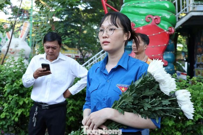 Chị Lê Ngọc Lãm (ngụ phường Bình Tân) chia sẻ với phóng viên. Ảnh: Ngô Tùng