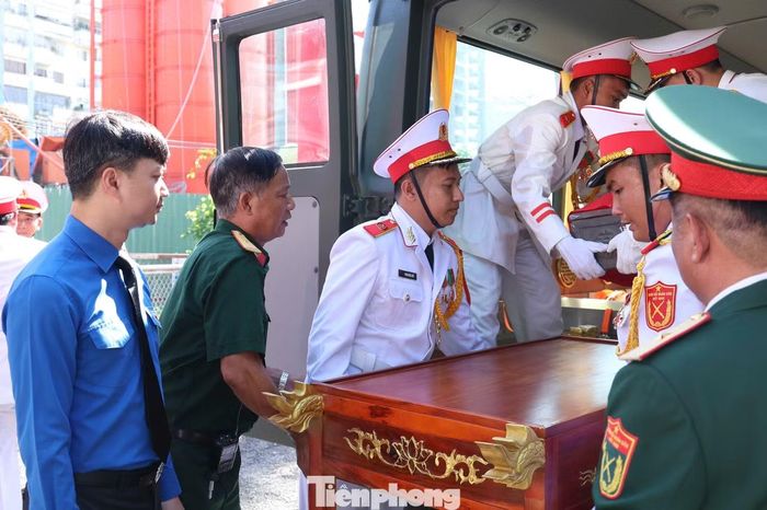 Bí thư Thường trực Trung ương Đoàn Nguyễn Minh Triết tiễn đưa anh hùng liệt sĩ tại công viên Lê Thị Riêng. Ảnh: Ngô Tùng