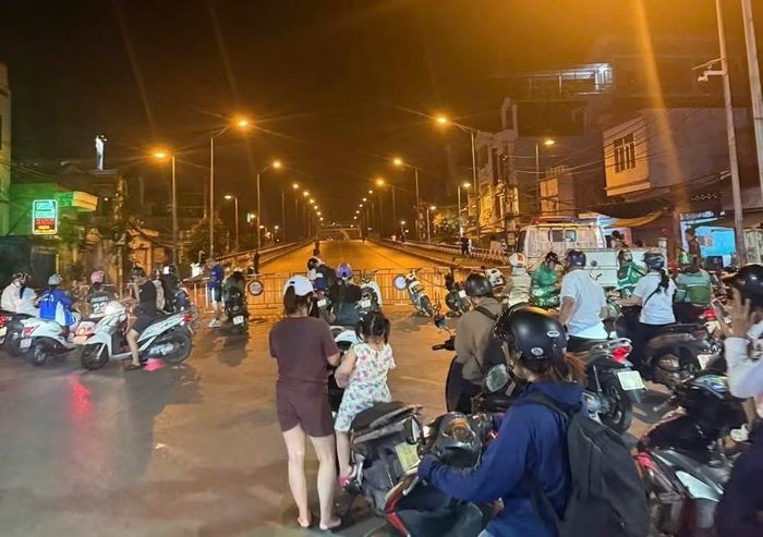 Lực lượng chức năng tổ chức cấm đường, hướng dẫn phân luồng giao thông từ chiều đến đêm 13/10.