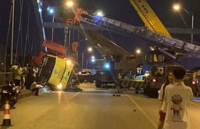 Xe cẩu gặp sự cố trên cầu Niệm, trục đường Nguyễn Văn Linh - Nguyễn Bỉnh Khiêm xuống cảng Hải Phòng.