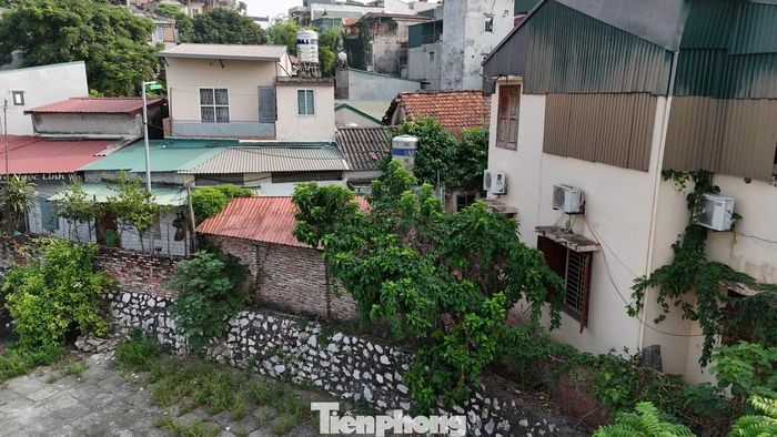 Quanh hồ là khu dân cư phía Đông của công viên, nhiều năm nay nằm trong quy hoạch "treo" nên nhà cửa xuống cấp