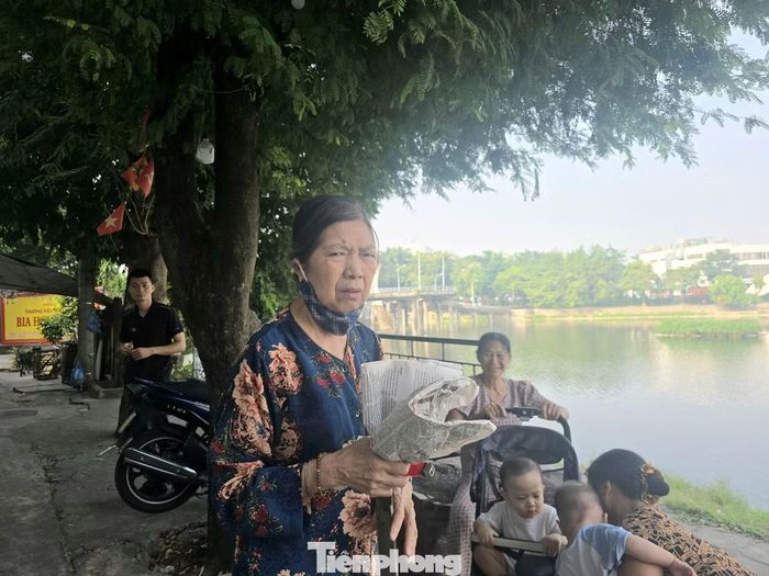 Một người dân cho biết gia đình đã sinh sống tại khu vực này 38 năm nhưng chưa được cấp giấy chứng nhận quyền sử dụng đất do vướng quy hoạch. “Tôi mong muốn sớm triển khai quy hoạch để cuộc sống của hàng trăm hộ dân được cải thiện, ổn định”, người dân chia sẻ.