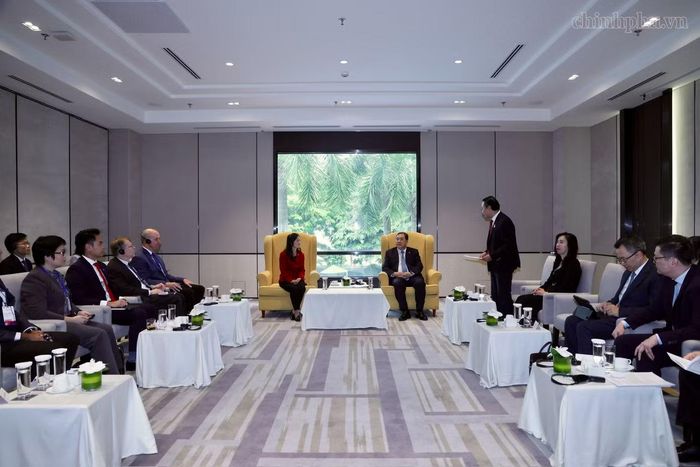 Phó Thủ tướng Thường trực Phạm Gia Túc tiếp Đại sứ Mỹ tại Việt Nam Jennifer Wicks và đại diện các hiệp hội, tập đoàn, doanh nghiệp Mỹ. Ảnh: VGP