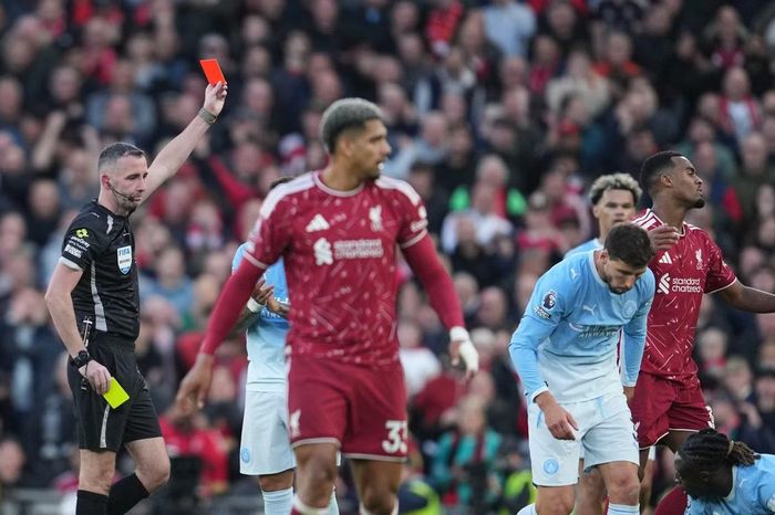  Liverpool (áo đỏ) rất cần một chiến thắng để xua đi thất bại 0-3 trước Man City. 