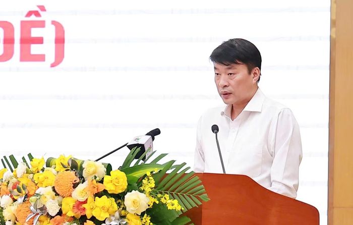 Ông Trần Văn Hậu, Phó Chủ tịch UBND tỉnh Thái Nguyên trình bày tờ trình tại kỳ họp