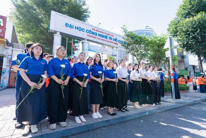 Sinh viên Trường Đại học Công nghệ TPHCM (HUTECH) tiễn đưa đoàn xe chở hài cốt liệt sĩ