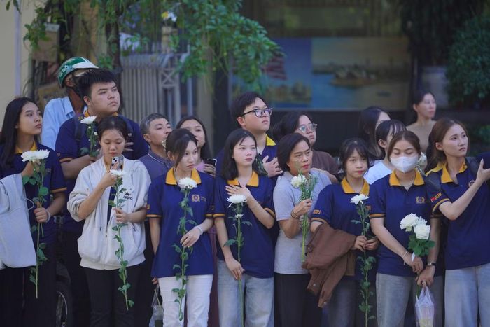 Sinh viên Trường ĐH Gia Định lặng người xúc động khi đoàn xe đi qua