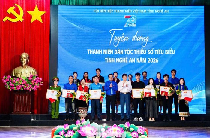 Ban Tổ chức tuyên dương 17 gương thanh niên dân tộc thiểu số tiêu biểu.