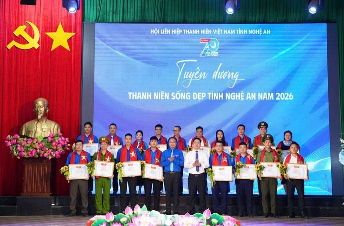 Tuyên dương 19 gương thanh niên sống đẹp.