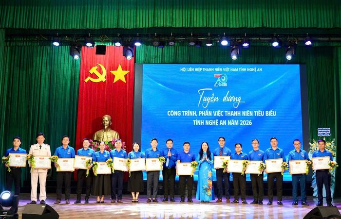 Ban Tổ chức tuyên dương các công trình, phần việc thanh niên tiêu biểu.