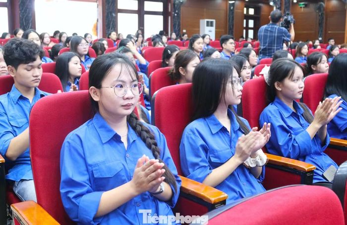 Đông đảo đoàn viên thanh niên đến tham dự buổi lễ.