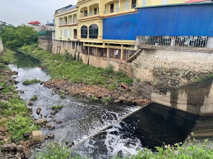 Ô nhiễm tại một con kênh nhỏ ở ngoại thành Hà Nội. Ảnh: Nguyễn Hoài.
