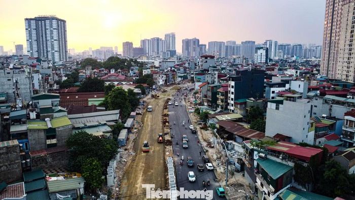 Khoảng 300 m đầu tuyến, từ đường Nguyễn Trãi đến cầu Thượng Đình, đã được thảm nhựa và cho phép phương tiện lưu thông. Ở chiều đối diện, công nhân đang lu lèn lớp cấp phối đá dăm trước khi thảm nhựa.