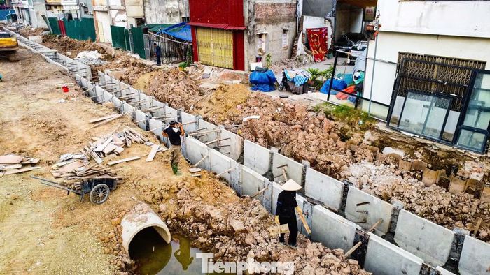 Nhà thầu tiếp tục huy động máy móc hoàn thiện các hạng mục hạ tầng kỹ thuật còn lại trên đoạn Cầu Giấy – khu đô thị Dịch Vọng. Theo kế hoạch được nêu trong bài, toàn đoạn dự kiến hoàn thành trong năm 2026.