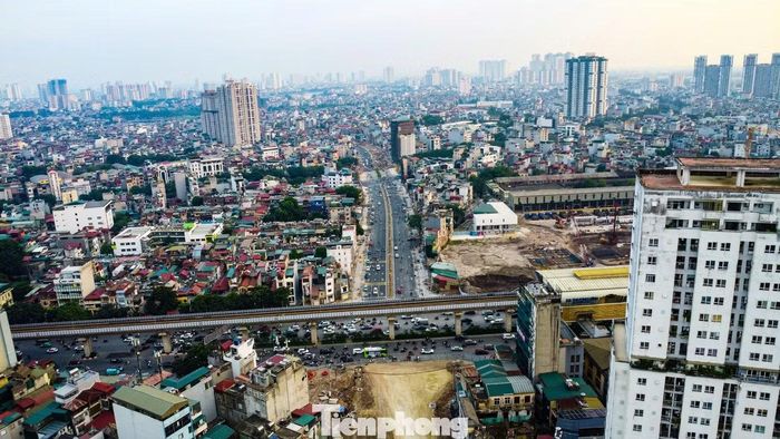 Trên phần tuyến chưa hoàn thành, công nhân tiếp tục lát vỉa hè, lắp đặt biển báo và hoàn thiện hạ tầng. Việc đưa các đoạn đường đủ điều kiện vào sử dụng giúp mở thêm hướng lưu thông cho phương tiện.