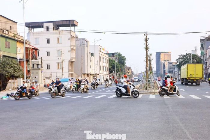 Sau gần 4 tháng được bàn giao mặt bằng, nhà thầu triển khai nhiều hạng mục trên đoạn tuyến. Trước đó, dự án chậm tiến độ trong nhiều năm do vướng mắc giải phóng mặt bằng.