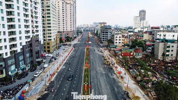Đoạn Cầu Giấy – Dương Đình Nghệ dài 1,13 km, rộng 50 m, từng chậm tiến độ nhiều năm. Theo số liệu được cung cấp, khối lượng thi công đã đạt hơn 80%; mặt đường được thảm nhựa và phân làn.