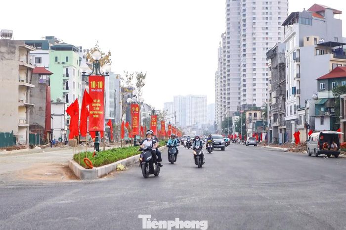 Phương tiện lưu thông trên đoạn tuyến kết nối từ đường Nguyễn Văn Huyên về khu đô thị Dịch Vọng và đường Dương Đình Nghệ. Các làn đường đã hoàn thành được tổ chức cho xe đi lại.