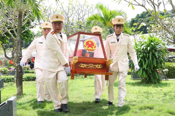 Gần 12h trưa, đoàn xe đưa các hài cốt liệt sĩ đợt thứ 2 về đến Nghĩa trang Liệt sĩ TPHCM. Ngay sau đó, lực lượng chức năng đã tiến hành an táng các hài cốt liệt sĩ.