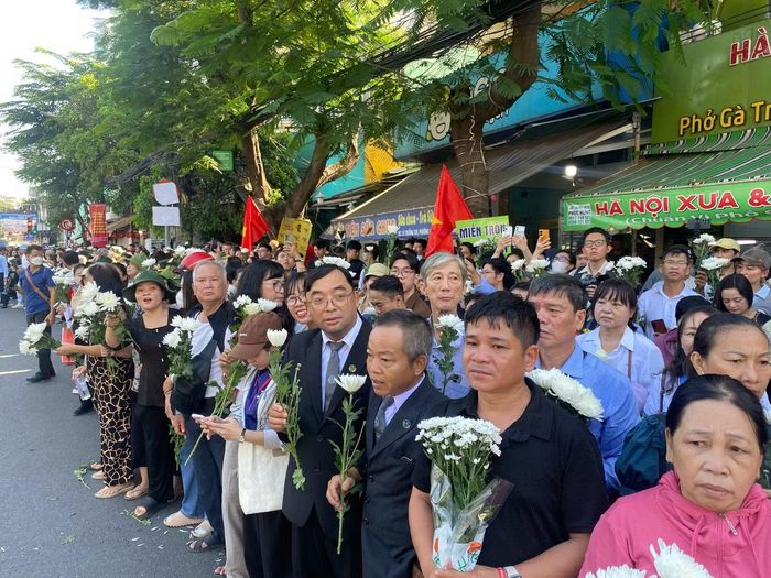  Trên suốt hành trình, hai bên đường, người dân xếp hàng lặng lẽ đón và tiễn đưa các liệt sĩ, trên tay mỗi người là những nhành hoa trắng﻿ thể hiện lòng tri ân đối với những người đã hy sinh vì độc lập dân tộc. 