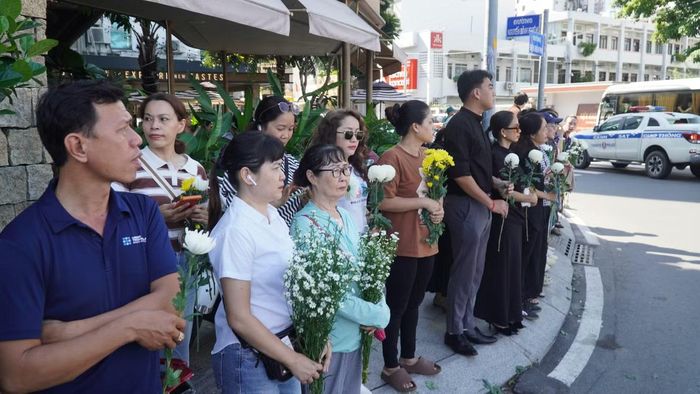 Ôm bó hoa cúc trắng trên tay, chị Nguyễn Hằng xúc động cho biết gia đình có người cậu tham gia kháng chiến, chưa xác định được danh tính hài cốt. “Cả nhà tôi rất nhớ cậu. Tôi hy vọng có thể tìm được cậu, dù biết điều đó rất khó khăn. Biết đâu, trong số những hài cốt tìm được là người thân của mình”, chị Hằng bật khóc.