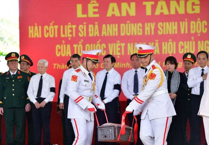 Thủ tướng Lê Minh Hưng cùng các lãnh đạo, nguyên lãnh đạo Đảng, Nhà nước thực hiện nghi thức tiễn đưa các Anh hùng liệt sĩ tại Nghĩa trang Liệt sĩ TPHCM