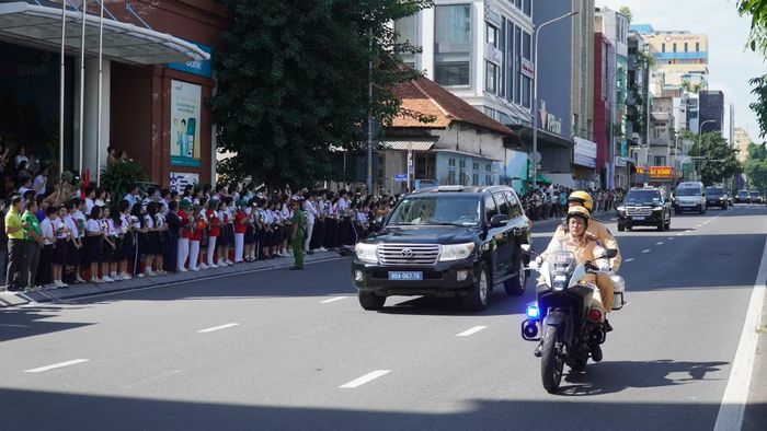 Đoàn xe chầm chậm lăn bánh trên đường Điện Biên Phủ, qua những hàng người đứng trang nghiêm tiễn đưa các liệt sĩ về nơi an nghỉ.