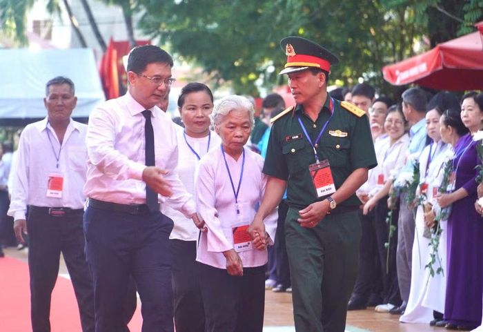 Có mặt tại lễ truy điệu, bà Nguyễn Thị Lệ (79 tuổi, ở Tây Ninh), người yêu và mới đây được công nhận là vợ liệt sĩ Huỳnh Văn Quên đã không giấu được xúc động khi người thương sau nhiều năm nằm lại cuối cùng cũng được tìm thấy. “Sau bao nhiêu năm, cuối cùng tôi cũng tìm được anh Quên. Tôi mừng vì các anh được tìm thấy, được Nhà nước tổ chức an táng chu đáo. Tôi biết ơn những người đã ngày đêm tìm kiếm, đưa hài cốt các anh trở về. Mong các anh được yên nghỉ”, bà Lệ nghẹn ngào chia sẻ.