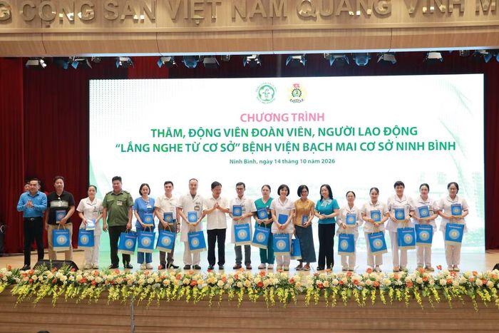Dịp này, Tổng Liên đoàn Lao động Việt Nam đã trao tặng nhiều phần quà động viên các đoàn viên, người lao động có hoàn cảnh khó khăn và các kíp trực cấp cứu đang ngày đêm làm nhiệm vụ tại cơ sở Ninh Bình.